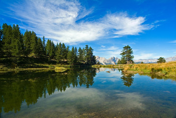 Fototapeta na wymiar Laune Lake - refleksje na temat wody - Susa Valley - Włochy