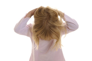 Kleines Mädchen zerzaust seine Haare