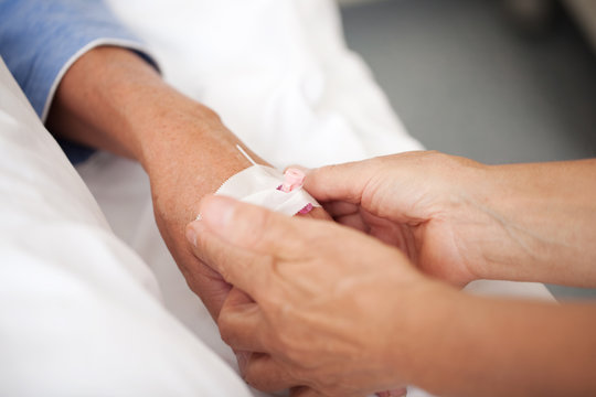 krankenschwester legt zugang für infusion