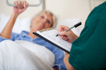 krankenschwester notiert patientendaten