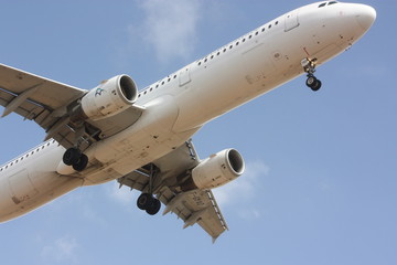 Fototapeta na wymiar Flugzeug im anflug