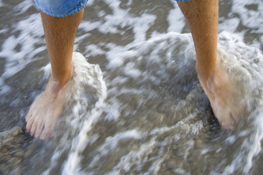 Pies ba&ntilde;ados por las olas
