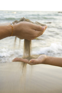 Derramando la arena en tus manos