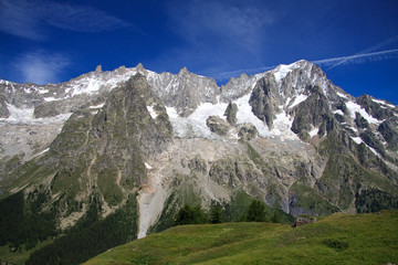 Fototapeta na wymiar Grandes Jorasses i Dente del Gigante (Monte Bianco)