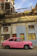 Afwasbaar Fotobehang Cubaanse oldtimers Oude havana gevel en vintage auto