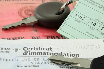 clés de voiture sur certificat d'immatriculation et permis