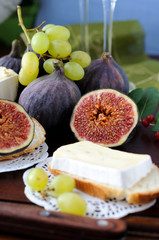 open sandwich (figs, cheese, bread)