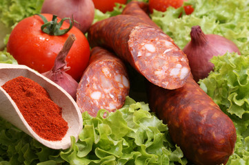 hausgemachte Salami auf einem Salatbett