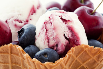 Eis mit Früchten in Waffel