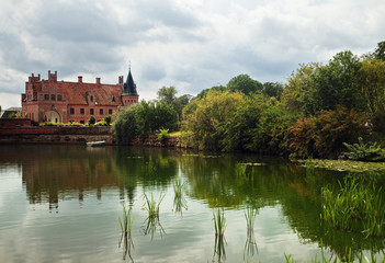 Fototapeta na wymiar Castle and pond
