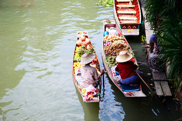 Obraz premium Two vendor on floating market in Thailand