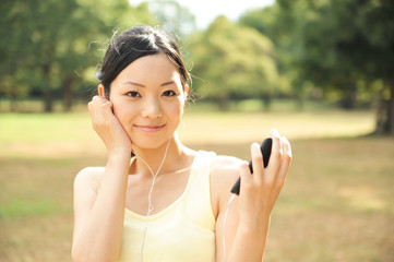 音楽を聴く女性