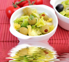 Blattsalat mit Oliven