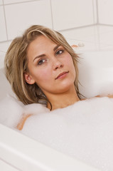 Obraz na płótnie Canvas Attraktive Frau entspannt sich in der Badewanne