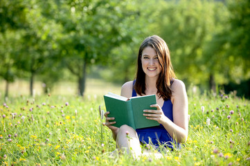 Obraz premium Junge Frau liest ein Buch