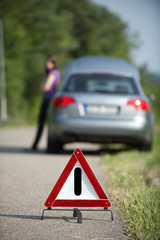 Frau hat eine Autopanne