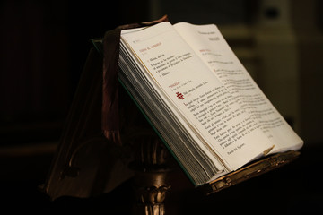 Altes Buch in Kirche