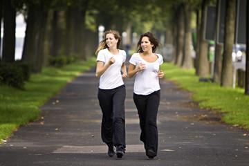 zwei Frauen joggen