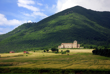 casale ai piedi della collina