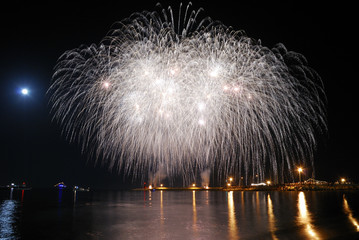 fuochi artificiali riflessi sul mare
