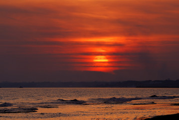 tramonto rosso sul mare
