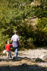 Bambino con il nonno mentre fanno una escursione