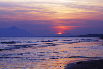 Fototapeta na wymiar tramonto con riflessi sul mare