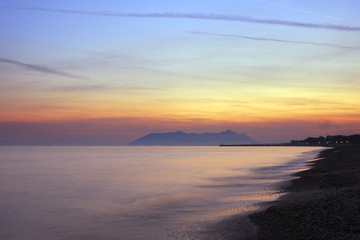 ora blu sul mare con movimento delle onde