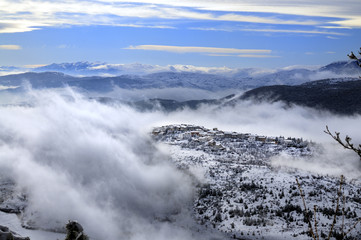 paesaggio montano neve nuvole nebbia