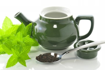 teapot with spoon of loose tea and mint