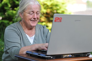 Obraz premium Seniorin mit Laptop