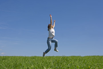 Eine junge Frau springt in die Luft