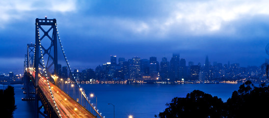 Fototapeta na wymiar Bay Bridge w San Francisco widok panoramiczny