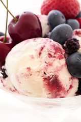 Eis mit Früchten
