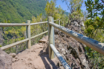 Fototapeta na wymiar Narrow trail through the mountains of La Palma