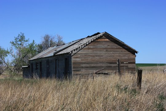 An old ranch with an old barn no longer used.