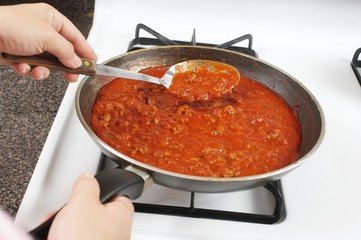 Cooking spaghetti sauce