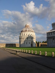Das Baptisterium am Dom zu Pisa