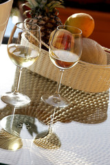 Aperitivo con Vino Bianco in Calici e Frutta Fresca