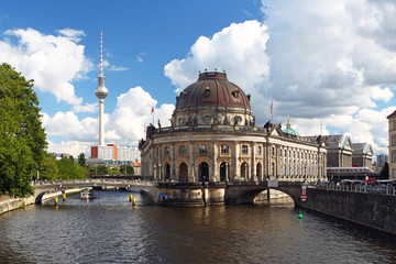 Berlin Mitte Bodemuseum mit Frensehturm an der Spree