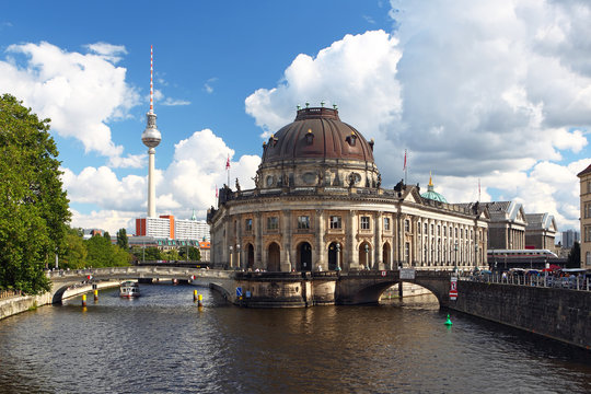 Berlin Mitte Bodemuseum mit Frensehturm an der Spree