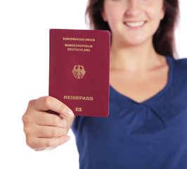 Attraktive Frau hält deutschen Reisepass