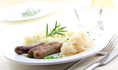 Bratwurst Sauerkraut und Kartoffeln
