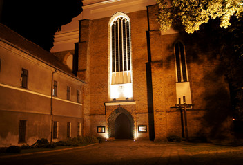gotycki kościół nocą