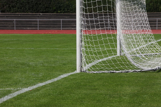 tor auf einem fu&szlig;ballplatz