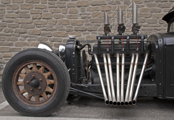 Roadster with unmuffled exhaust pipes