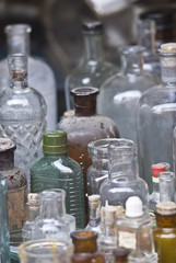 Botellas y frascos antiguos.