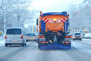 Winter - Streufahrzeug in Stadtverkehr