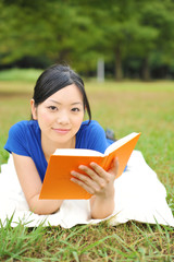 Fototapeta premium 本を読む女性
