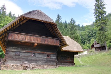 grange agricole dans un village tyrolien